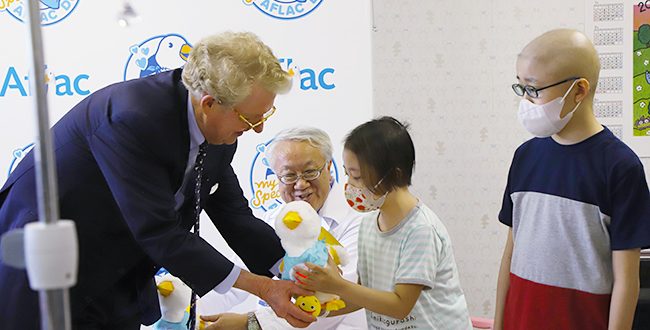 2019年5月22日（水）アフラック生命保険がMy Special Aflac Duck（MSAD）を日本大学医学部附属板橋病院へ寄贈 |  キッズイベント