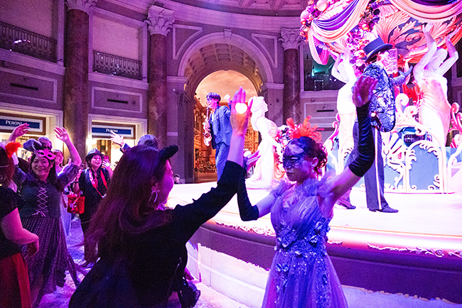 イマーシブ・フォート東京のハロウィンイベント「#イマハロ」のアトラクション「ハロウィン・マスカレード」の写真