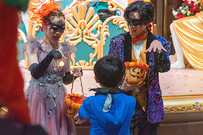 イマーシブ・フォート東京のハロウィンイベント「#イマハロ」のアトラクション「ハロウィン・マスカレード」の写真