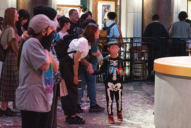 イマーシブ・フォート東京のハロウィンイベント「#イマハロ」のアトラクション「ハロウィン・マスカレード」の写真