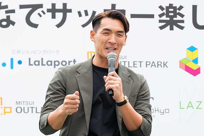 サッカー界のレジェンド 小野伸二さん、槙野智章さんが登場した サッカー体験イベント「みんなでサッカー楽しもうぜ！」プロモーションイベントの写真