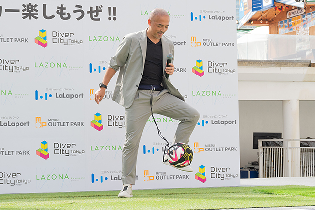 サッカー界のレジェンド 小野伸二さん、槙野智章さんが登場した サッカー体験イベント「みんなでサッカー楽しもうぜ！」プロモーションイベントの写真