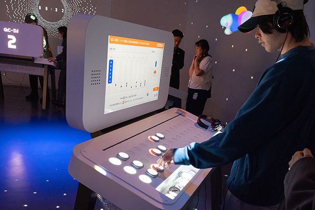 日本科学未来館の新規常設展示「量子コンピュータ・ディスコ」「未読の宇宙」とリニューアルした「ジオ・スコープ」の日本科学未来館の新規常設展示「量子コンピュータ・ディスコ」「未読の宇宙」と、リニューアルした「ジオ・スコープ」のレポート画像